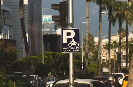Antalya'da motosiklet ile otomobil çarpıştı, 1 kişi yaralandı