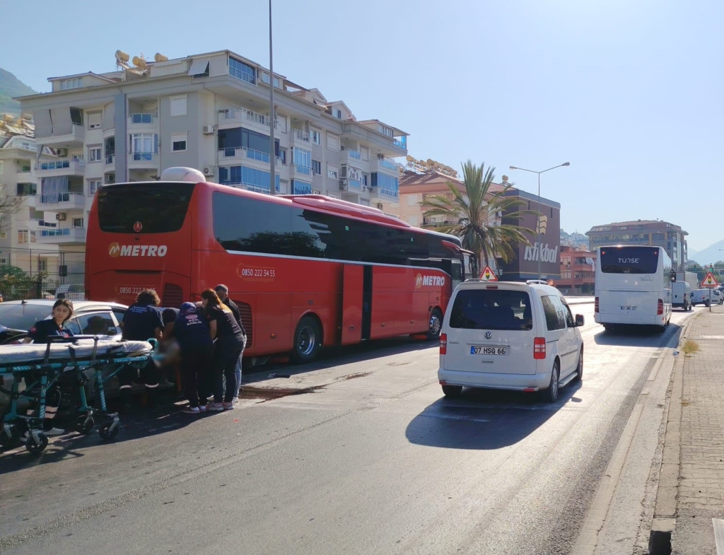 Antalya'da otomobil yolcu otobüsüne çarptı, 1 yaralı