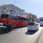 Antalya'da otomobil yolcu otobüsüne çarptı, 1 yaralı
