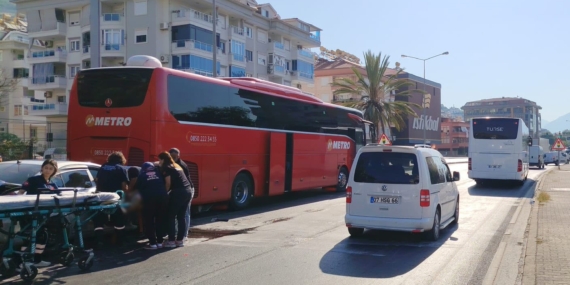 Antalya'da otomobil yolcu otobüsüne çarptı, 1 yaralı