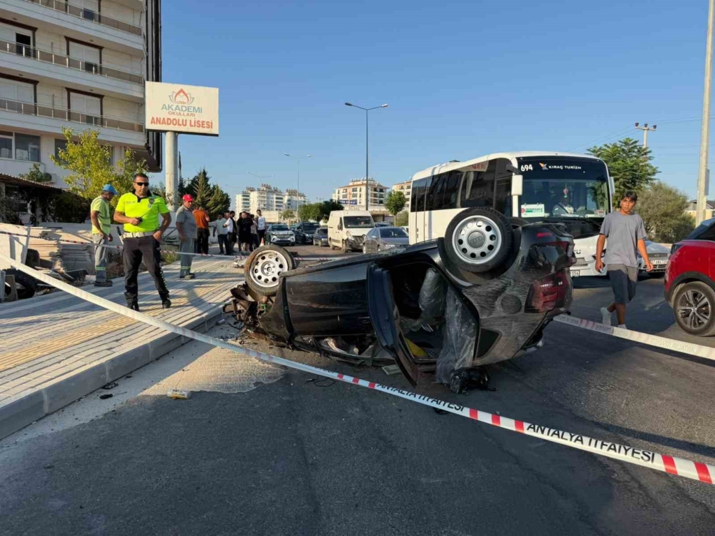 Antalya'da refüje çarpan otomobil takla attı, 2 yaralı