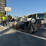 Antalya'da refüje çarpan otomobil takla attı, 2 yaralı