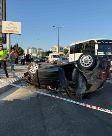 Antalya'da refüje çarpan otomobil takla attı, 2 yaralı