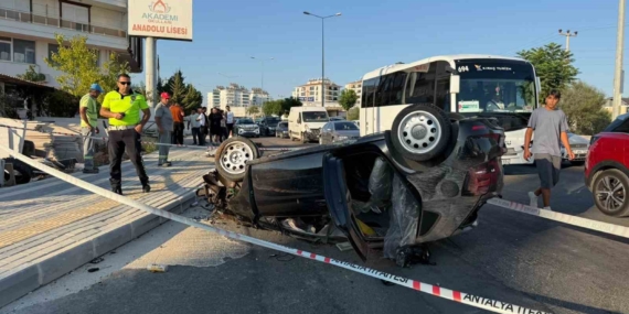 Antalya'da refüje çarpan otomobil takla attı, 2 yaralı