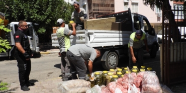 ANTALYA'DA SON KULLANMA TARİHİ BULUNMAYAN VE SÜRESİ GEÇMİŞ 152 KİLO ET İLE 20 BİDON TURŞUYA EL KONULDU MÜHÜRLENEN İŞLETMEYE 26 BİN 360 TL İDARİ PARA CEZASI UYGULANDI