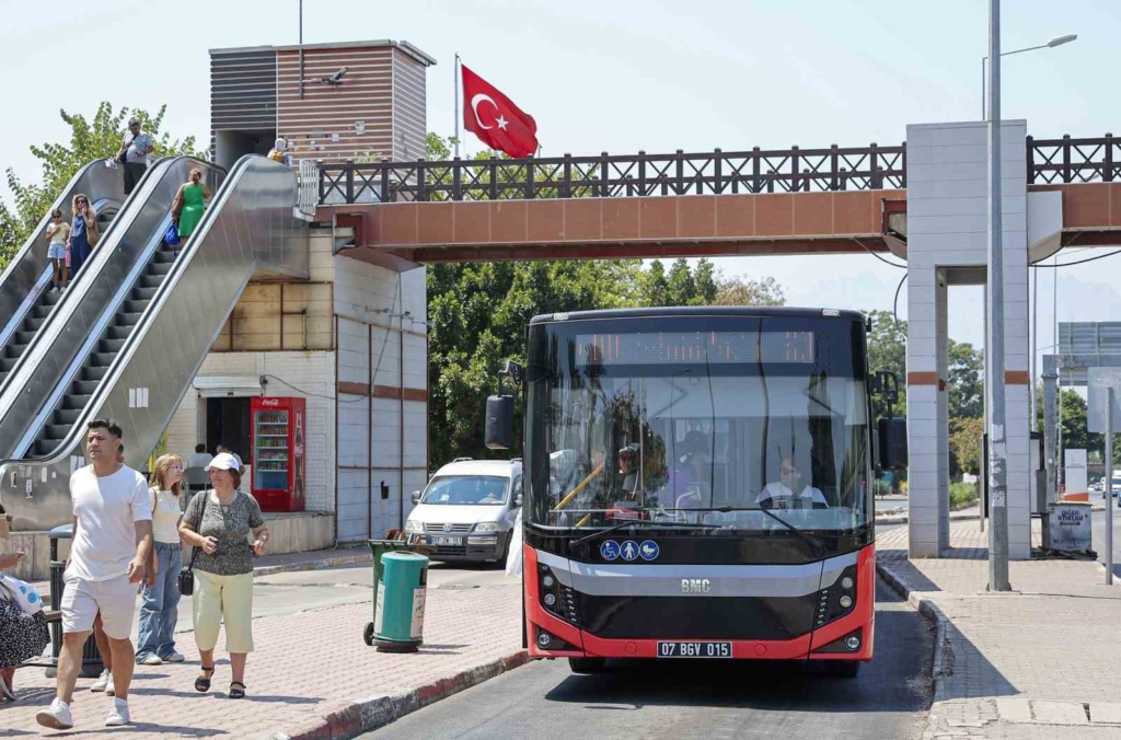 Antalya'da toplu taşıma araçları durakta yolcu almadan geçemeyecek