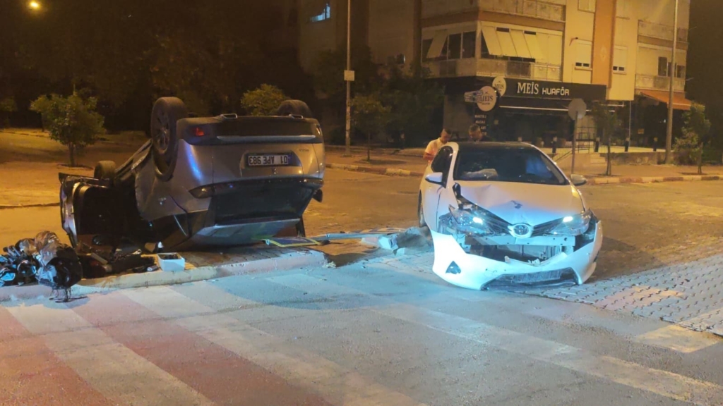 Antalya'da trafik kazasında iki kişi yaralandı
