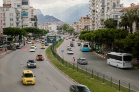 Antalya'da zincirleme trafik kazası: Sürücü kayıplara karıştı