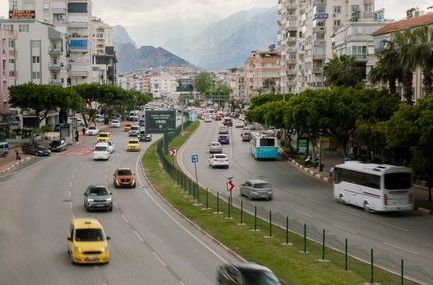 Antalya'da zincirleme trafik kazası: Sürücü kayıplara karıştı