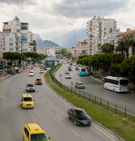 Antalya'da zincirleme trafik kazası: Sürücü kayıplara karıştı