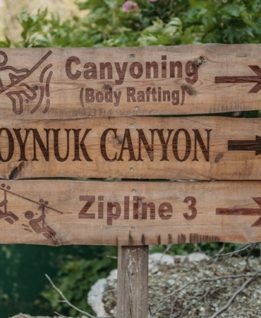 Antalya'da zipline'da asılı kalan çocuğu rafting rehberi kurtardı