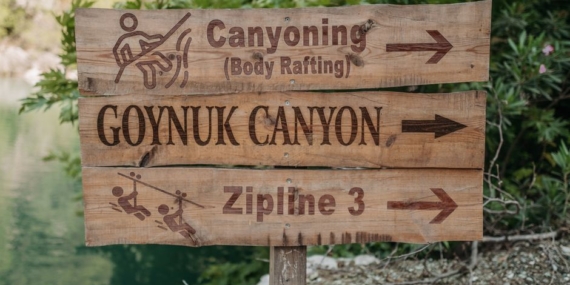 Antalya'da zipline'da asılı kalan çocuğu rafting rehberi kurtardı
