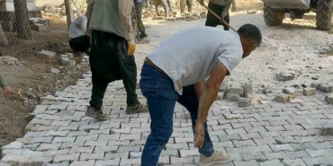 Araban'da Mezarlık İmece Usulü Parke Taşıyla Yenilendi