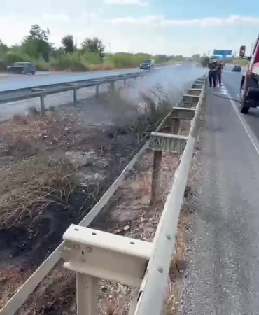 ARAÇTAN ATILAN İZMARİT REFÜJDE YANGIN ÇIKARDI
