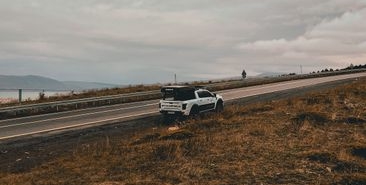 Ardahan-Posof karayolunda asfalt yüklü kamyon devrildi