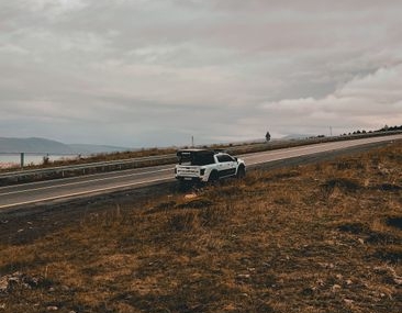 Ardahan-Posof karayolunda asfalt yüklü kamyon devrildi