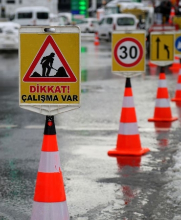 Arnavutköy'de yol çalışması trafiği felç etti