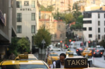 Artvin'de taksi sürücüsü kazayı önledi, kamyon suyu boca etti