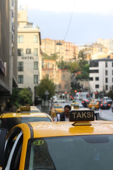 Artvin'de taksi sürücüsü kazayı önledi, kamyon suyu boca etti
