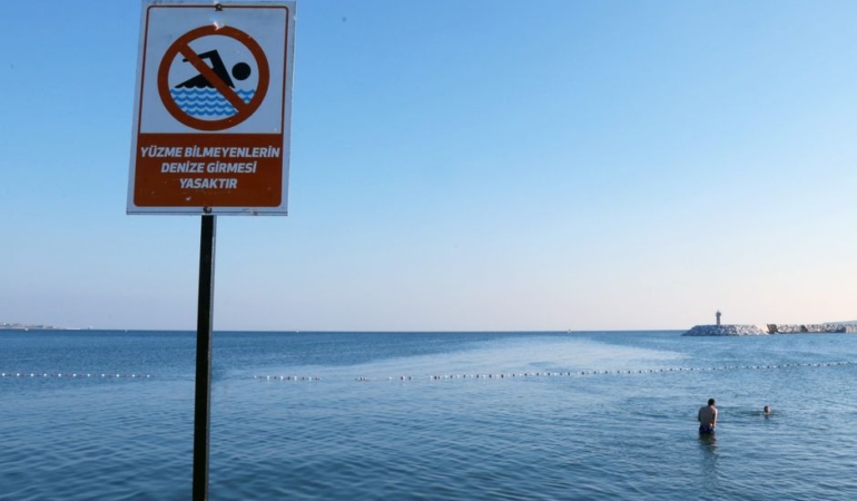 Avcılar'da denize girme yasağı uygulandı