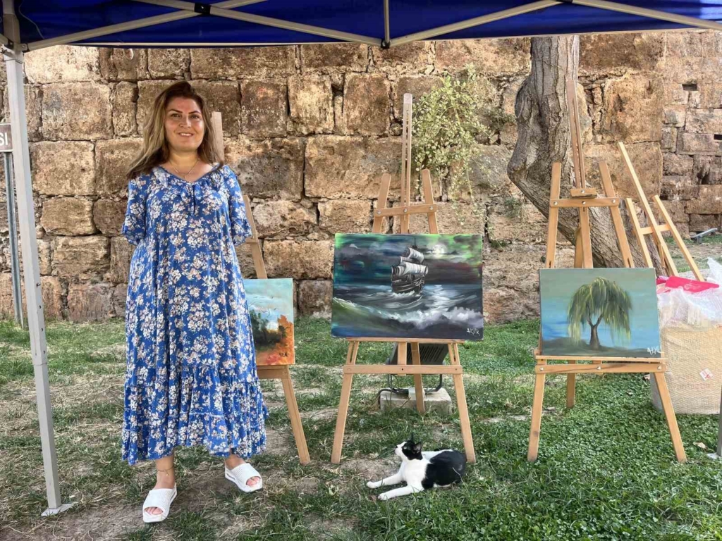 Ayaklarıyla resim yapan Ayşe Işık, Antalya'da sergi açtı