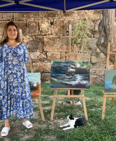 Ayaklarıyla resim yapan Ayşe Işık, Antalya'da sergi açtı