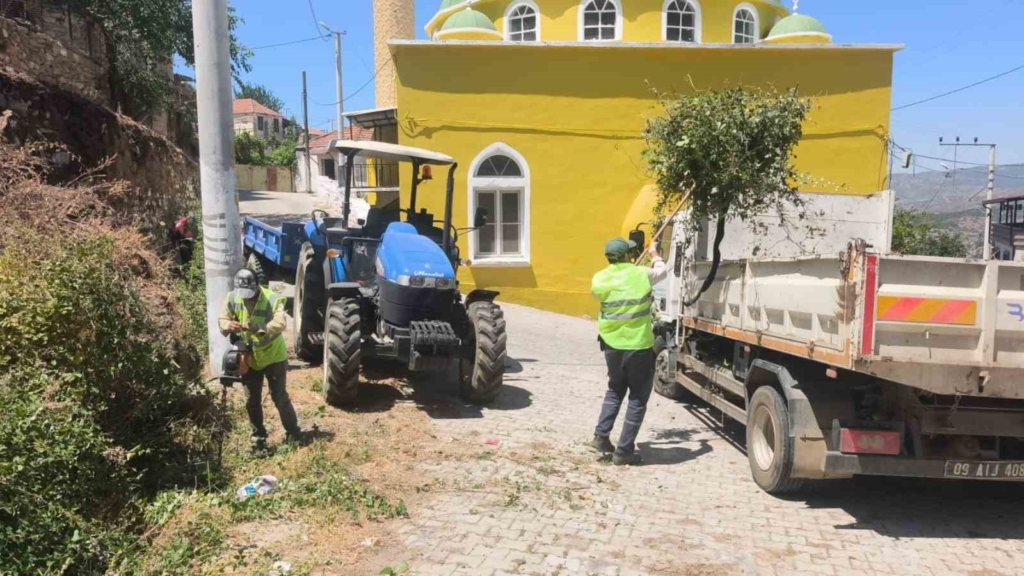 Aydın Büyükşehir Belediyesi Karpuzlu'da Yeşil Alanları Düzenliyor
