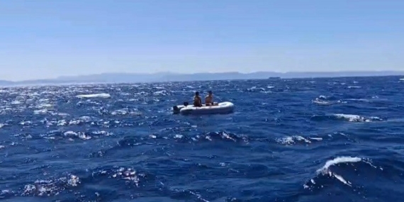 Ayvalık açıklarında sürüklenen iki kişi Sahil Güvenlik tarafından kurtarıldı