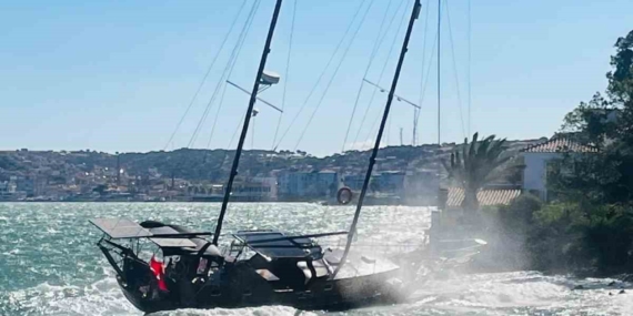 Ayvalık'ta fırtına yelkenli tekneyi karaya sürükledi