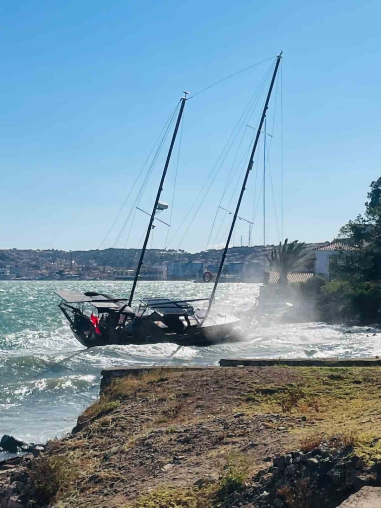 Ayvalık'ta fırtına yelkenli tekneyi karaya sürükledi