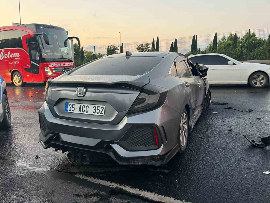 Bahçelievler E5'te otomobil yangını sonrası kazada yaralılar var