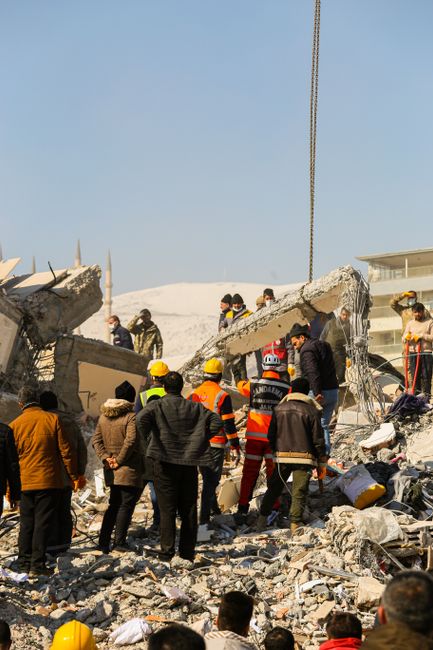 Bakan Gürlek, depremde hayatını kaybedenleri andı