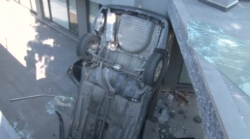Bakırköy'de araç bina boşluğuna düştü, 2 yaralı