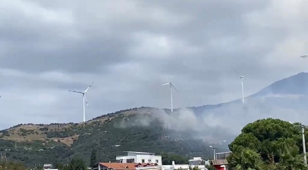Balıkesir Narlı Mahallesi'nde orman yangınına müdahale devam ediyor