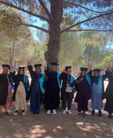 Balıkesir'de okuma yazma kursunu tamamlayan kadınlar kep attı