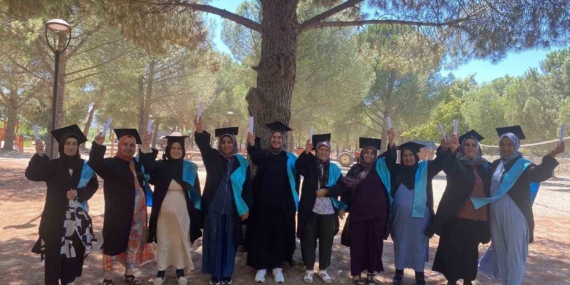 Balıkesir'de okuma yazma kursunu tamamlayan kadınlar kep attı