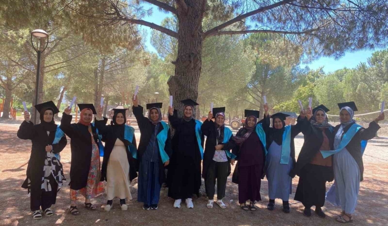 Balıkesir'de okuma yazma kursunu tamamlayan kadınlar kep attı