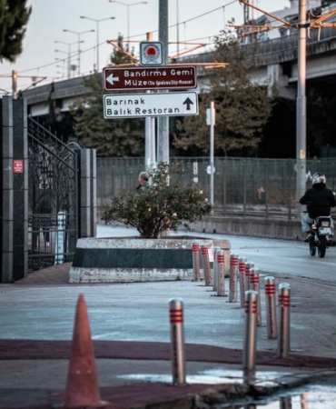 Bandırma'da ters yönde giden otobüs motosikletle çarpıştı