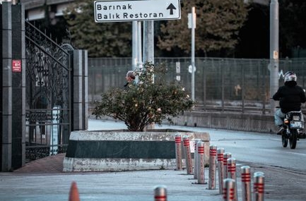 Bandırma'da ters yönde giden otobüs motosikletle çarpıştı