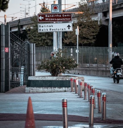 Bandırma'da ters yönde giden otobüs motosikletle çarpıştı