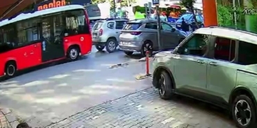 Bandırma'da yayaya yol veren araca minibüs çarptı
