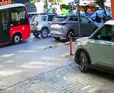 Bandırma'da yayaya yol veren araca minibüs çarptı