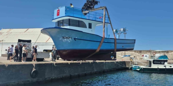 Bartın'da Tekne Karadan Taşındı