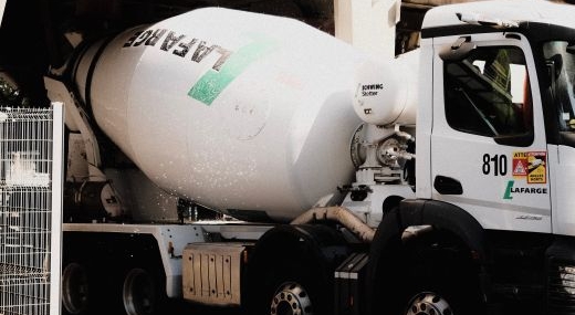Batman'da beton mikseri devrildi, sürücü yaralandı