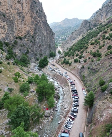 Bayburt'ta düğün aracı dere yatağına düştü