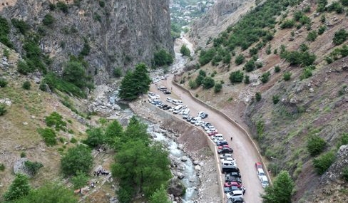 Bayburt'ta düğün aracı dere yatağına düştü