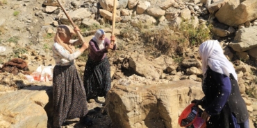 Bayburt'ta kadınlar geleneksel yün çırpma mesaisine başladı
