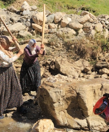 Bayburt'ta kadınlar geleneksel yün çırpma mesaisine başladı