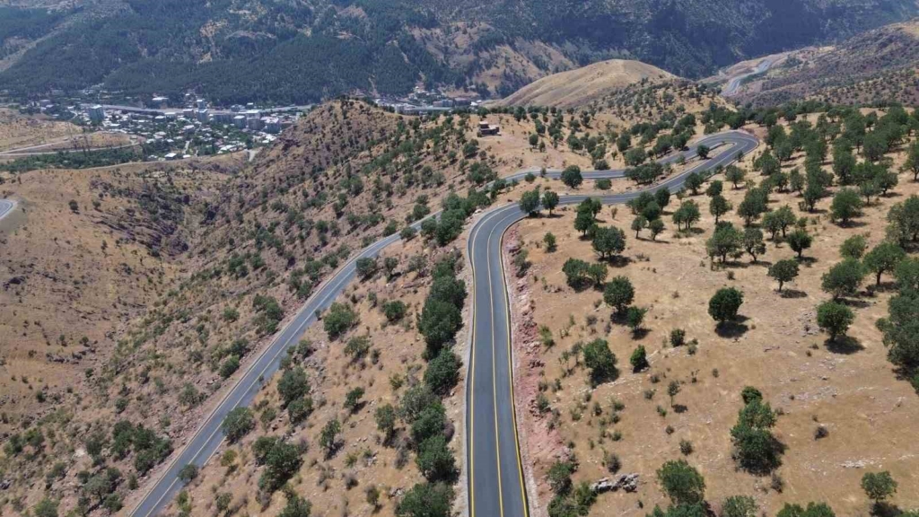 Baykan'da yol yapım çalışmaları hız kazanıyor