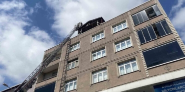 Bayrampaşa'da 4 katlı binanın çatısında yangın çıktı